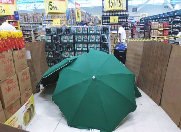 Un Carrefour esconde con sombrillas el cadáver de un trabajador muerto para seguir abiertos