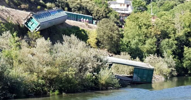 Adif tira en el río Sil dos vagones del tren que descarriló en Sobradelo hace una semana