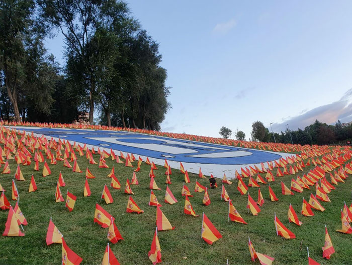 50 voluntarios han colocado 50.000 banderas de España en el parque Roma de Madrid, frente a la M-30