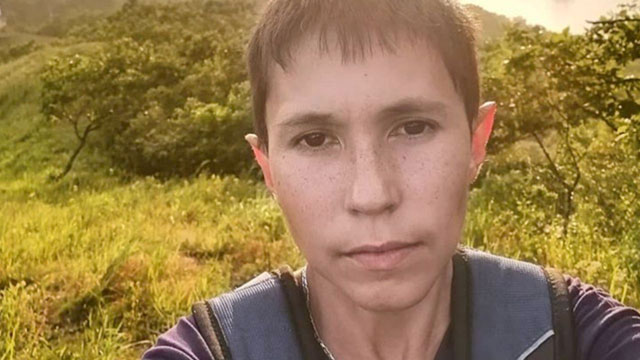 Tiene 32 años pero parece un niño de 13, así es Denís, el hombre que no envejece