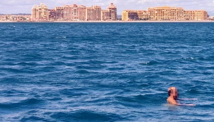 Un hombre se pasa cinco horas en el mar para evitar que lo detengan por pasearse desnudo