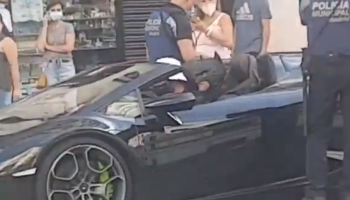Batman denunciado por la policía municipal de Madrid en plena Gran Vía mientras iba en su Lamborghini