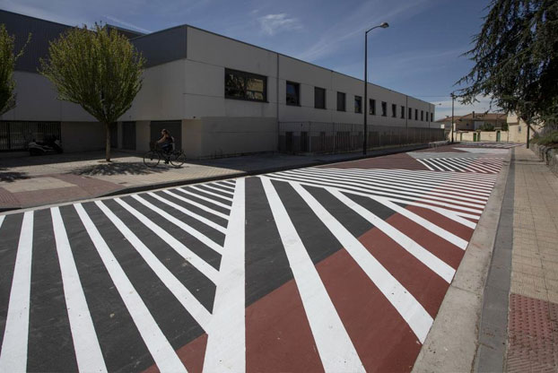 El carril bici de un barrio pamplonés desconcierta a los vecinos: "Te tienes que tomar una biodramina para pasar"