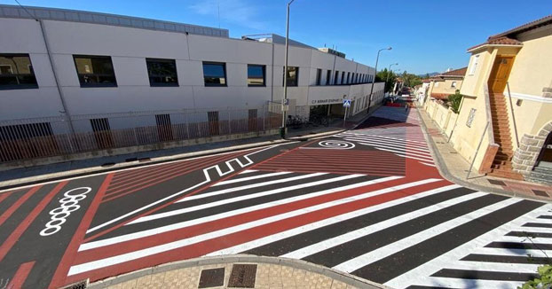 El carril bici de un barrio pamplonés desconcierta a los vecinos: "Te tienes que tomar una biodramina para pasar"