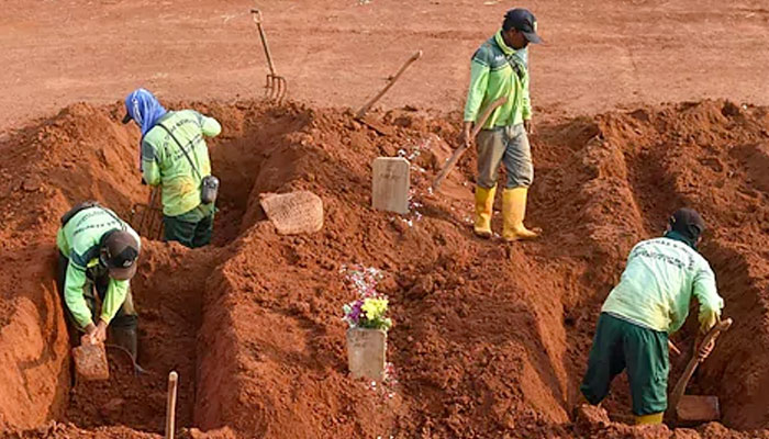 El castigo por negarse a utilizar mascarilla en Indonesia: cavar tumbas para víctimas de Covid-19