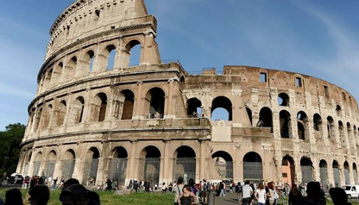 Detenido un turista irlandés por grabar sus iniciales en el Coliseo de Roma