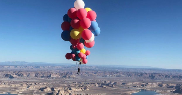 El ilusionista David Blane vuela a más de 7.500 metros de altura agarrado a un puñado de globos para después lanzarse al vacío