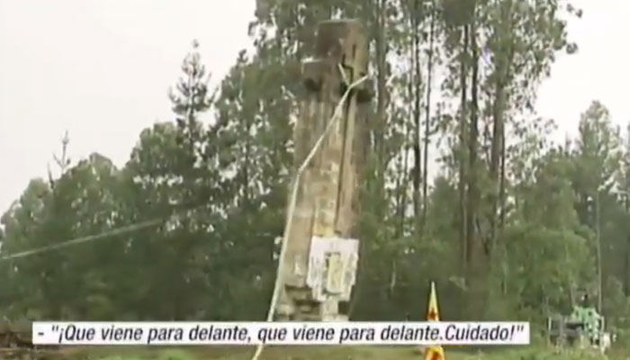 Cuatro heridos en el derribo de una cruz franquista en Larrabetzu (Bizkaia). Vídeo del momento