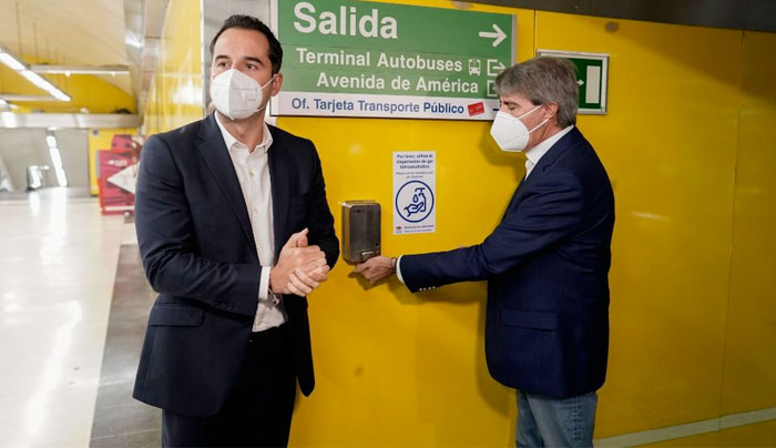 Dispensadores de desinfectante en el metro de Moscú vs metro de Madrid