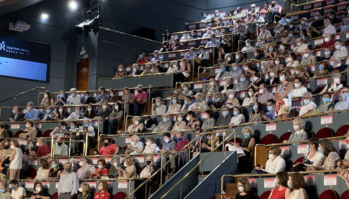 El público del Teatro Real fuerza la suspensión de una función por la falta de distancia social (Vídeos)