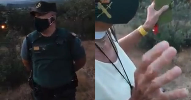 Un Guardia Civil informa a un hombre que será denunciado por gritar ''Viva España y Viva el Rey'' en Galapagar