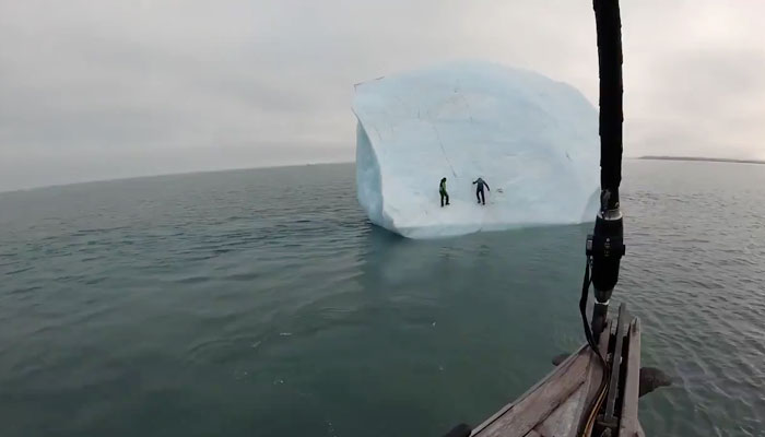 Un iceberg se da la vuelta cuando dos escaladores trataban de subir a él por una de la paredes