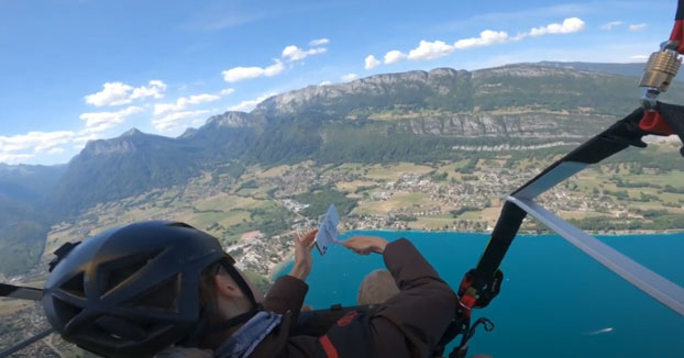 A esta mujer se le cae el iPhone 11 Pro mientras hacía parapente en los Alpes. Había comprado el móvil la semana anterior