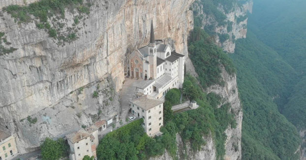 El santuario italiano Madonna della Corona a vista de drone