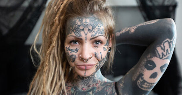 Aleksandra, de 30 años de edad, tiene el 99% de su cuerpo tatuado