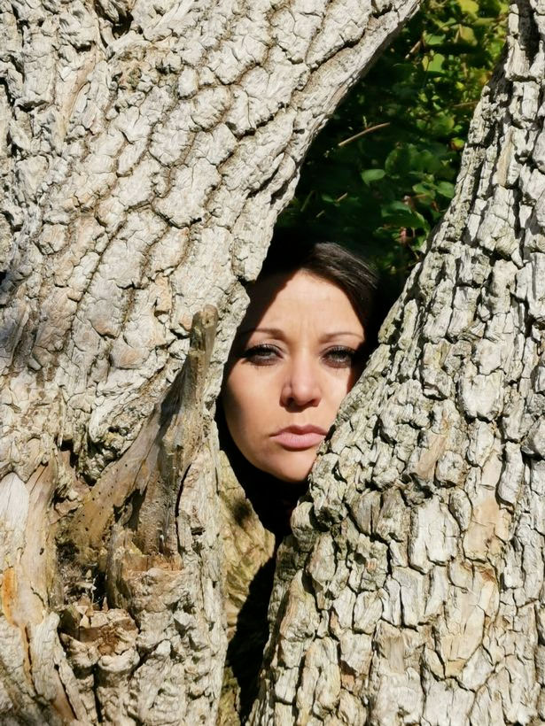 La mujer que se casó con un árbol celebra su primer aniversario y asegura que fue la mejor decisión de su vida