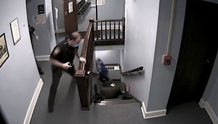 Un oficial cae de espaldas por las escaleras cuando se lanzó a por un individuo que trató de escapar de la corte