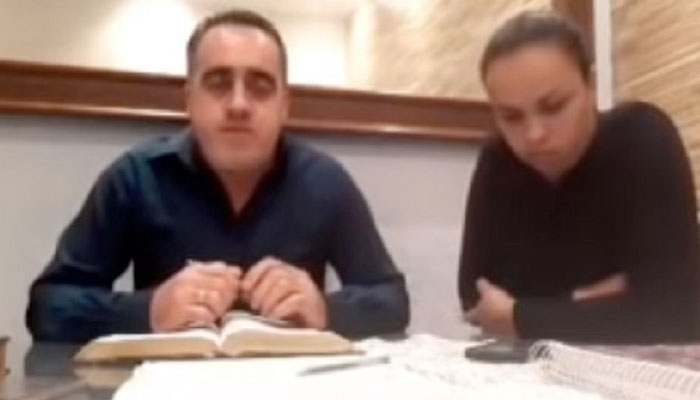 Un pastor evangélico agredió a su esposa sin saber que estaba en vivo y continuó como si nada: ''Acepten la paz del Señor''