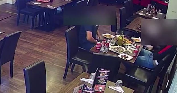 Un hombre pone pelo púbico en la comida para así no pagar la cuenta en el restaurante. No contó con la cámara de seguridad...