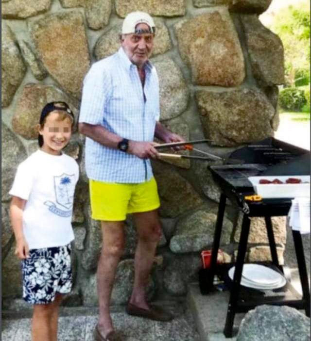 Los mejores memes de la foto de Juan Carlos I junto al hijo de Corinna haciendo una barbacoa