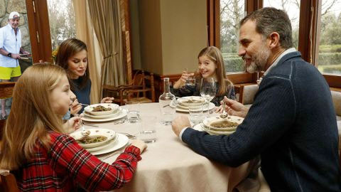 Los mejores memes de la foto de Juan Carlos I junto al hijo de Corinna haciendo una barbacoa