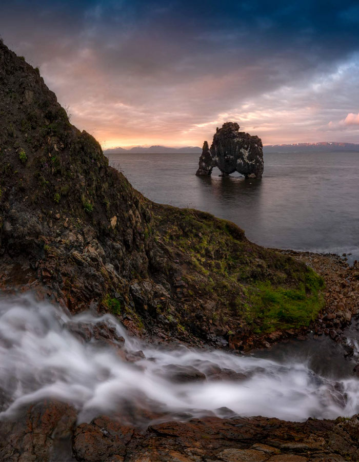 Hvítserkur, el rinoceronte de piedra de 15 metros que el viento, las olas y la lluvia han ido esculpiendo en Islandia