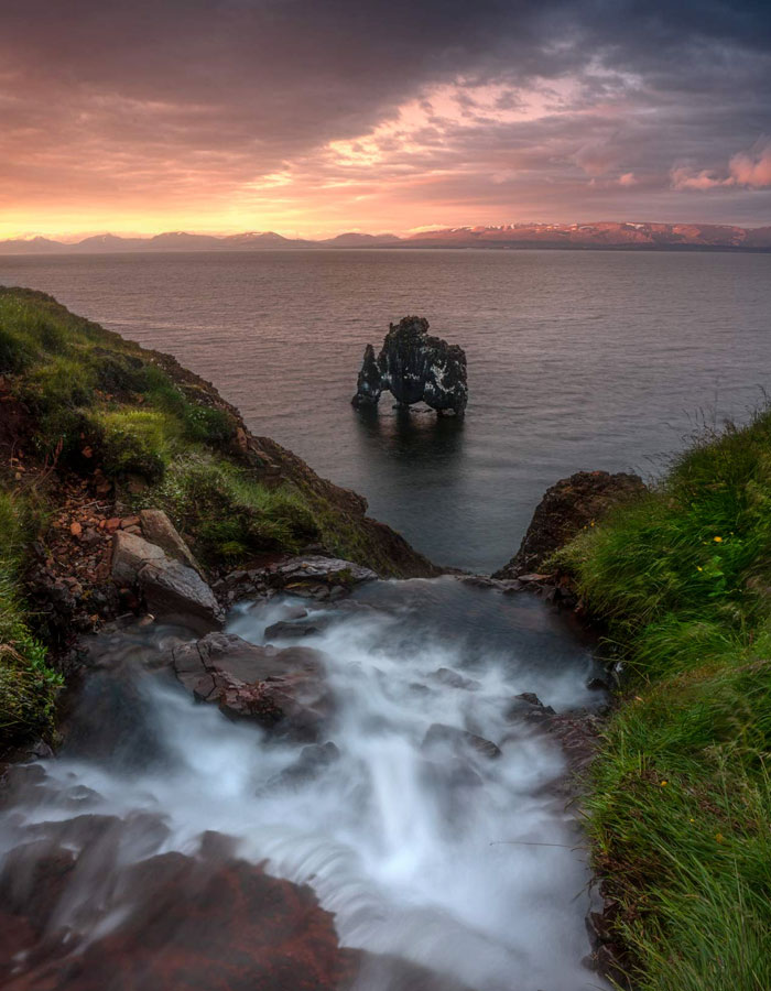 Hvítserkur, el rinoceronte de piedra de 15 metros que el viento, las olas y la lluvia han ido esculpiendo en Islandia