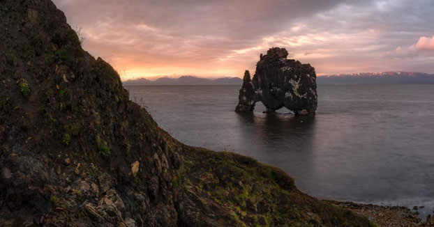 Hvítserkur, el rinoceronte de piedra de 15 metros que el viento, las olas y la lluvia han ido esculpiendo en Islandia