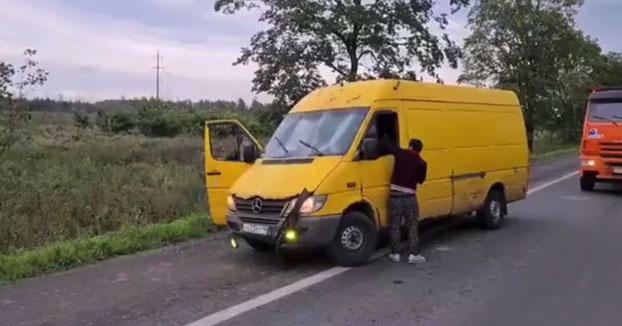 Mientras tanto, en una autopista de San Petersburgo... pelea en la carretera