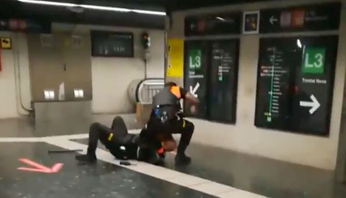 Dos vigilantes del metro de Barcelona se pelean en el vestíbulo de la línea 3 en la estación de Plaza España