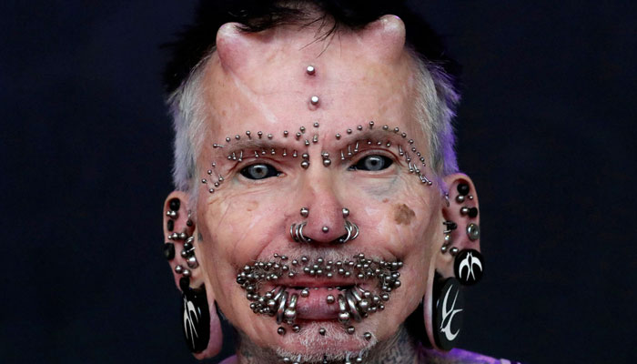Rolf Buchholz, la persona con más modificaciones corporales, incluidos dos cuernos y más de 450 'piercings'