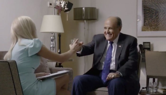 Rudy Giuliani, el abogado de Donald Trump, cuestionado por una inapropiada escena de cámara oculta en 'Borat'