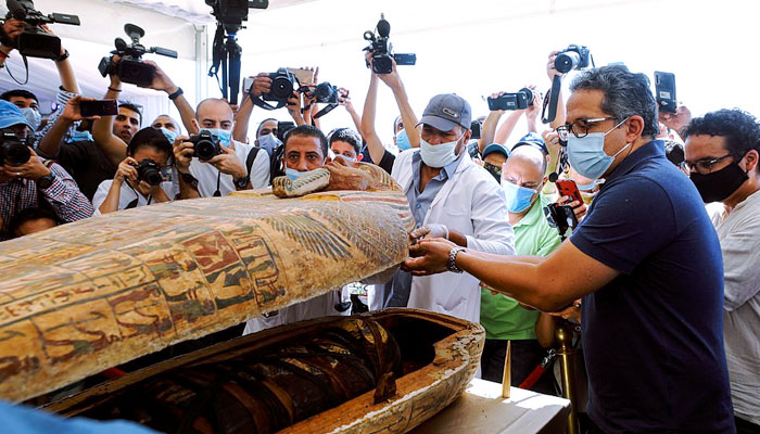 59 sarcófagos de 2600 años intactos y sellados han sido descubiertos en la necrópolis egipcia de Saqqara. Hoy se abrió el primero