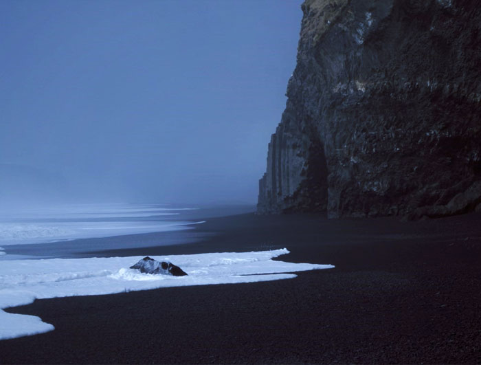 La arena negra y la niebla en las costas heladas de Islandia