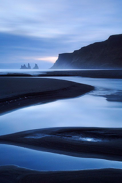 La arena negra y la niebla en las costas heladas de Islandia