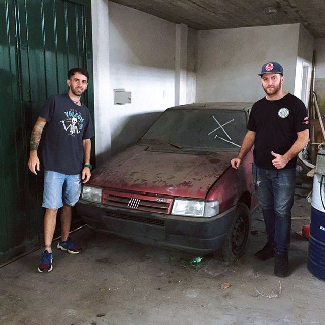 Concesionario abandonado con coches nuevos de 1990