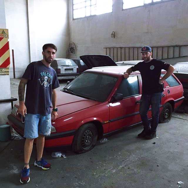 Concesionario abandonado con coches nuevos de 1990