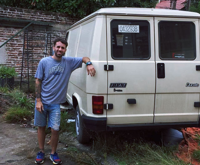 Concesionario abandonado con coches nuevos de 1990