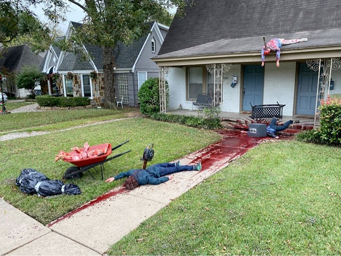 Un hombre de Dallas decora así su casa por Halloween y recibe varias visitas de la policía por aterrar a los vecinos