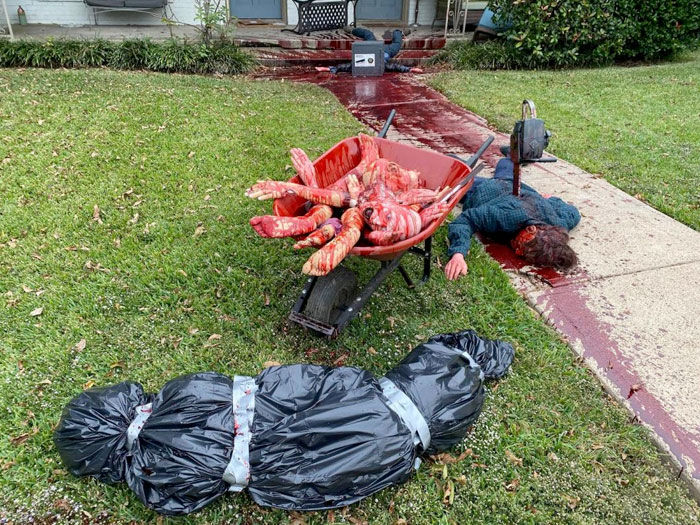 Un hombre de Dallas decora así su casa por Halloween y recibe varias visitas de la policía por aterrar a los vecinos