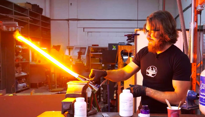 Un youtuber científico crea una ''espada láser'' capaz de cortar acero