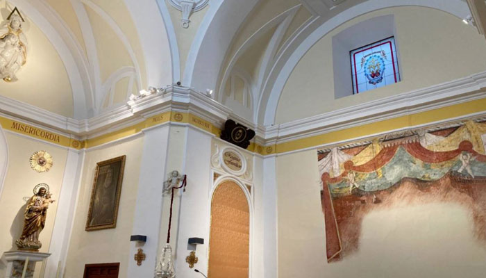 El sacerdote 'viral' de Valdepeñas, protagonista en uno de los frescos de la renovada Parroquia