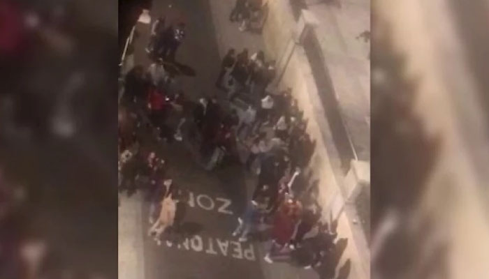 “Hemos venido a emborracharnos, el resultado nos da igual”: decenas de jóvenes cantan, bailan y se abrazan en Salamanca