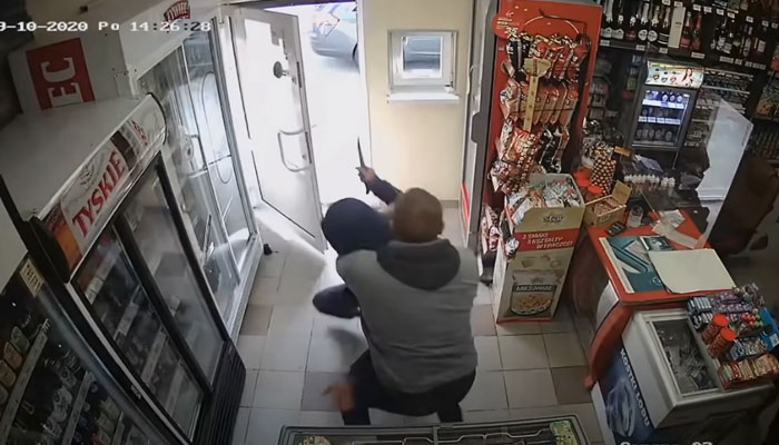 El dueño de una tienda 24 horas reduce a un individuo que entró a robar al local a punta de cuchillo