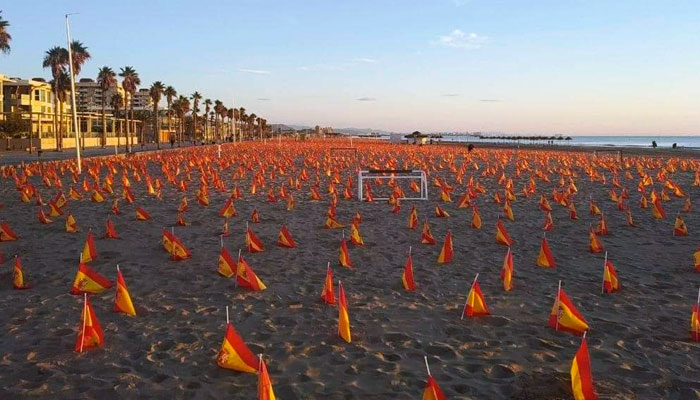 Una playa de Valencia amanece con 53.000 banderas de España en recuerdo de las víctimas de la pandemia