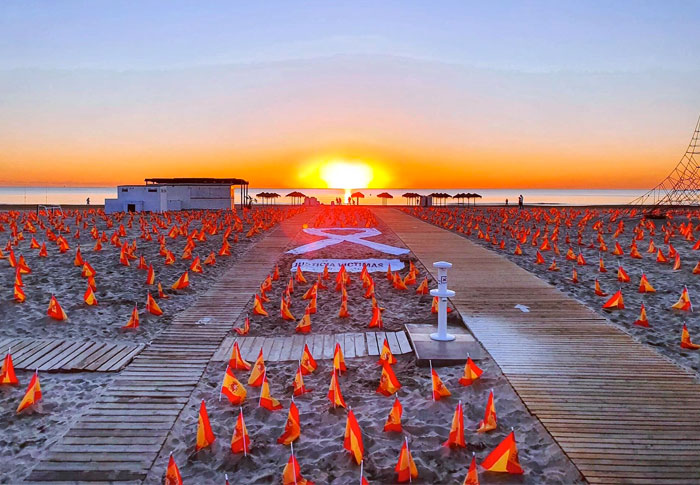 Una playa de Valencia amanece con 53.000 banderas de España en recuerdo de las víctimas de la pandemia