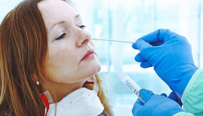 Una prueba nasal de Covid-19 mal realizada perfora el revestimiento del cerebro de una mujer