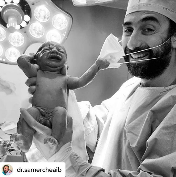 La imagen que está dando la vuelta al mundo: un recién nacido le quita la mascarilla a un médico tras el parto