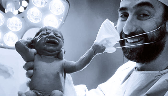 La imagen que está dando la vuelta al mundo: un recién nacido le quita la mascarilla a un médico tras el parto