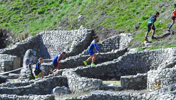 200 personas corriendo por los muros del castro de Santa Tecla